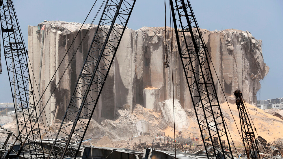 وسائل إعلام لبنانية: الجيش يقول إن الآمال تراجعت بالعثور على ناجين من انفجار مرفأ بيروت