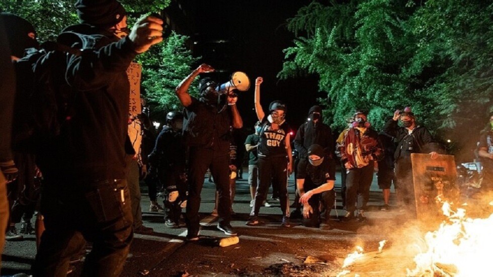 متظاهرون في بورتلاند يحرقون مكتب الشرطة