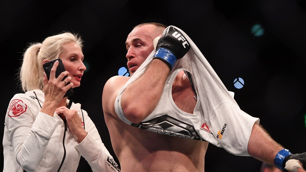 شاهد.. مقاتل أمريكي بصق في طعام خصمه الروسي وأسقطه بالقاضية