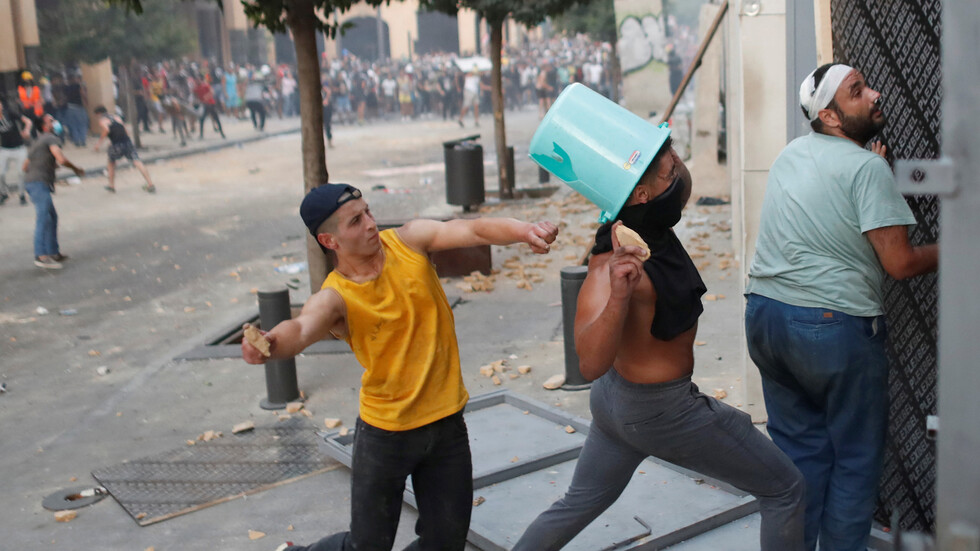 ثورة جديدة: بيروت الغاضبة تنصب المشانق