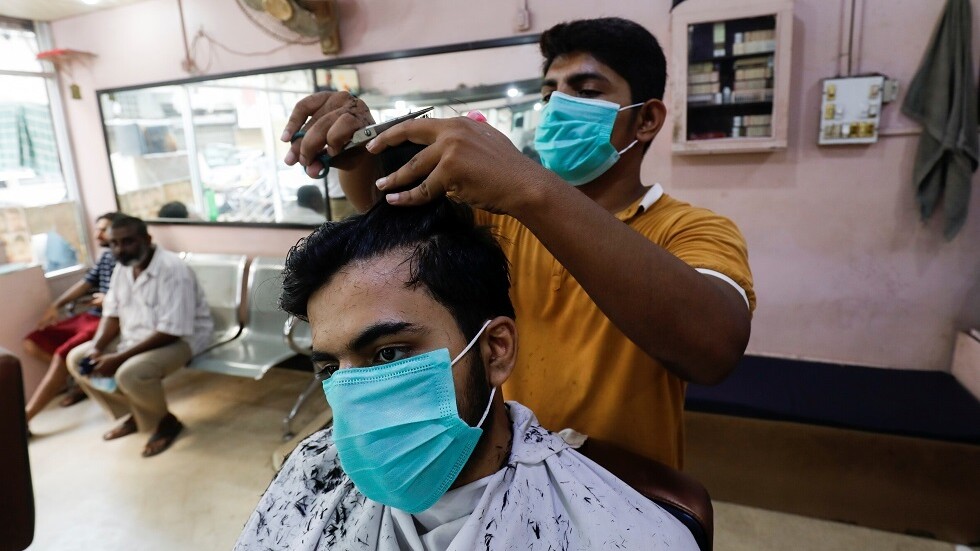 باكستان توقف العمل بالتباعد الاجتماعي بعد انخفاض الإصابات بكورونا