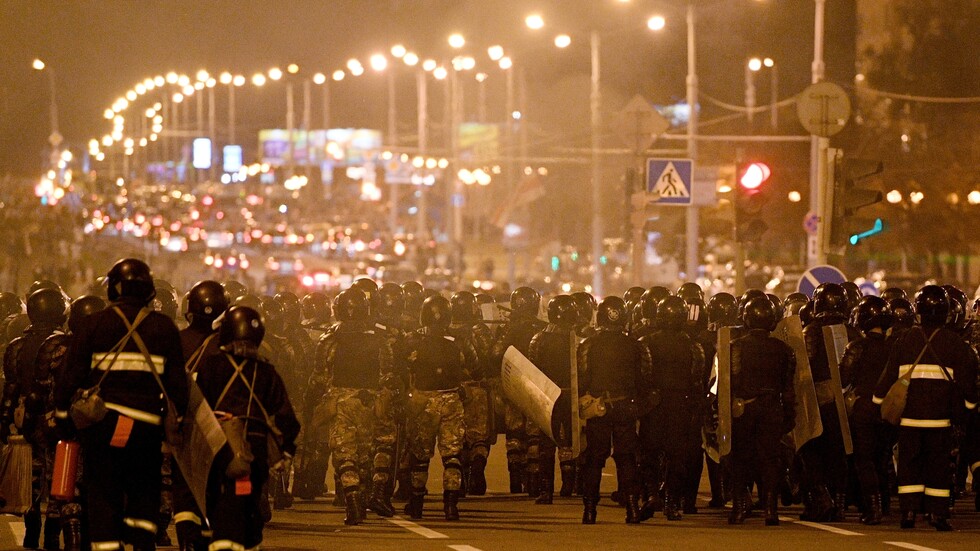 بيلاروس.. اشتباكات بين الشرطة ومحتجين في مينسك ومدن أخرى