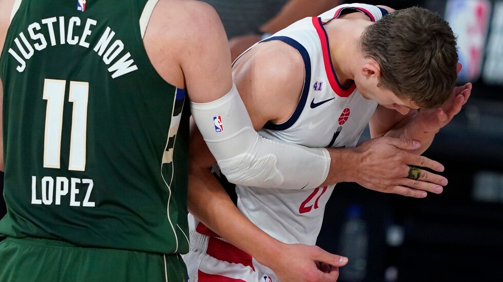 شاهد.. "النطحة" التي تهدد أفضل لاعب في الدوري بالإيقاف