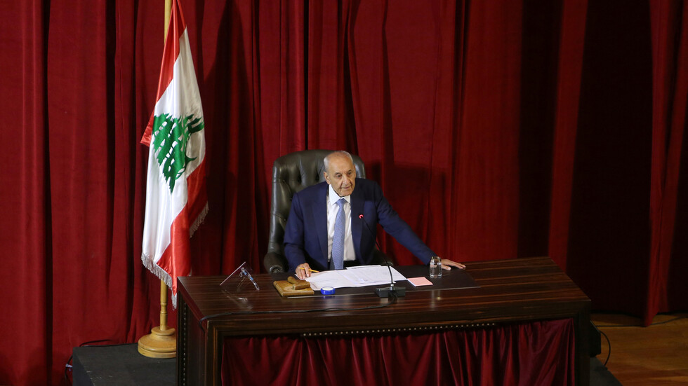 النواب اللبناني يقبل استقالة 8 أعضاء بينهم مروان حمادة رغم تراجعه