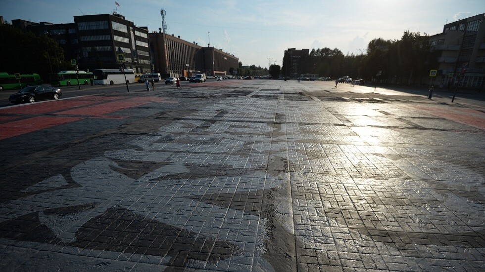 فنان روسي يرمم عملا فنيا بأيدي متطوعين