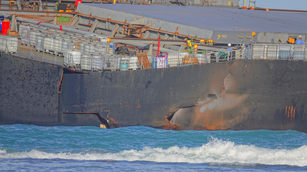 انشطار سفينة بضائع في المحيط الهندي يهدد بكارثة بيئية