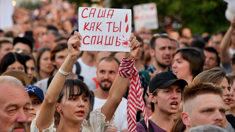 معارضو لوكاشينكو يتظاهرون أمام مقر الحكومة