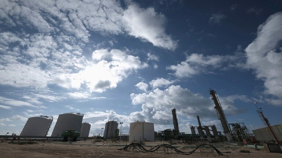 شاهد: بعد إعلان فتح الموانئ واستئناف الضخ.. شعلة الإنتاج المتقدة تعاود الظهور في حقل ليبي