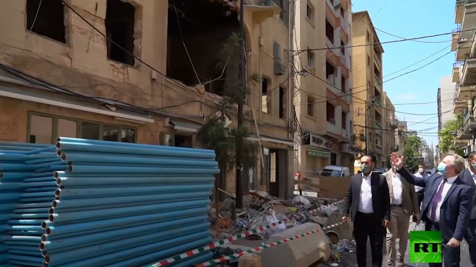 وزير فرنسي يزور الأحياء المتضررة جراء انفجار مرفأ بيروت