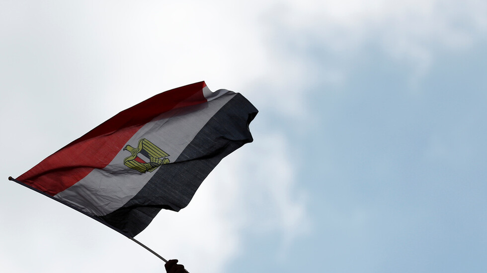 مصر.. غرق مركبة مشهورة في مياه النيل (صور)