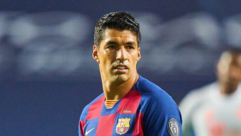 سواريز ينتقد إدارة برشلونة ويضرب المثل بنجوم ريال مدريد للدفاع عن كبار فريقه