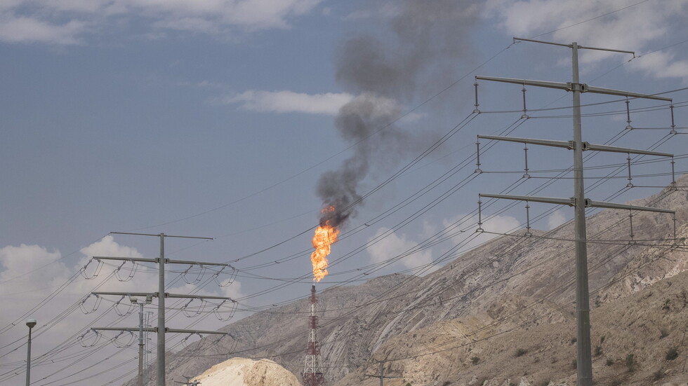 إيران تبدأ باستخراج الغاز من منصة بحرية جديدة في حقل بارس