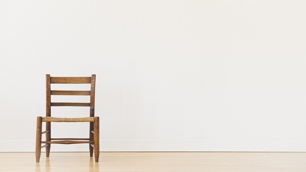 بيع 4 كراسي خشب مكسورة بأكثر من مليون دولار (صورة)