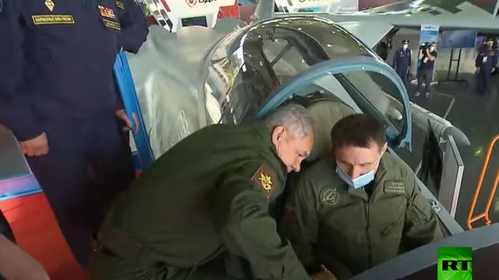 وزير الدفاع الروسي يتفقد الطائرات العسكرية الجديدة قبيل انطلاق منتدى 