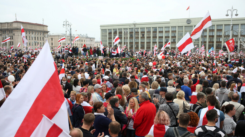 عشرات الآلاف يحتجون في مينسك ولوكاشينكو يصل لمقر إقامته حاملا بندقية كلاشينكوف (فيديو)