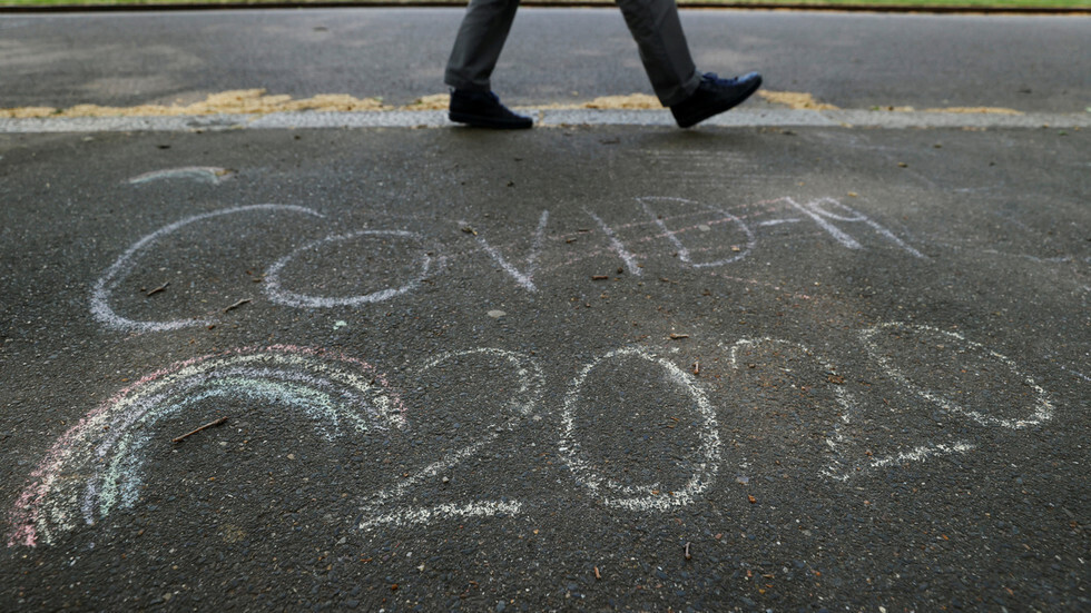 عالم بريطاني: فيروس كورونا سيظل معنا 