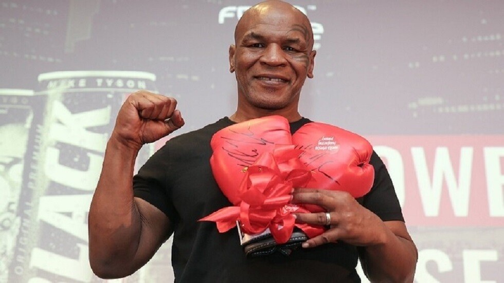 مايك تايسون وبادو جاك يؤديان الصلاة داخل مقهى أمريكي (فيديو)