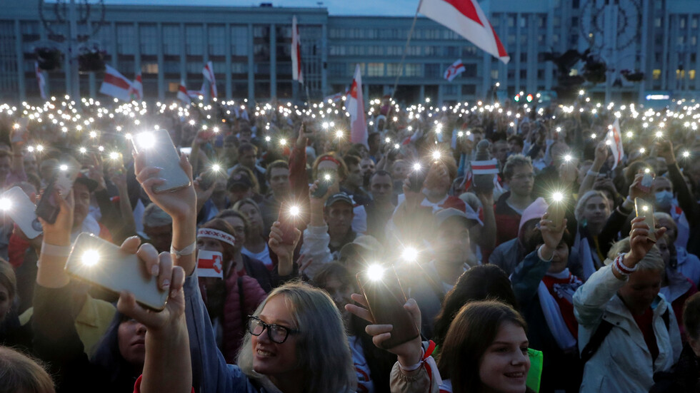 السلطات البيلاروسية تحتجز محتجين في مينسك وتعتقل عضوين من 