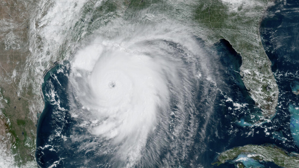 إعصار "لورا" يشتد قوة مهددا السواحل الأمريكية