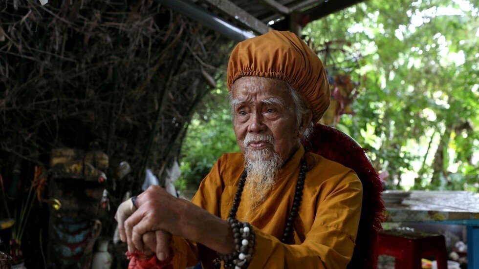 فيتنامي لم يغسل شعره أو يصففه أو يقصه منذ 80 عاما (صور + فيديو)