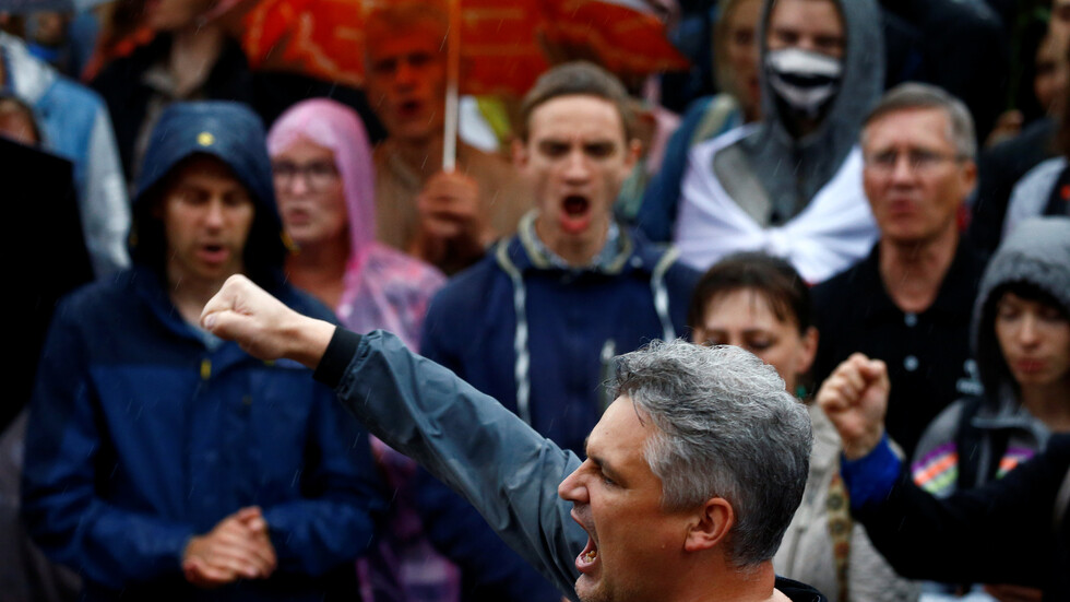 مجهولون يقتحمون سفارة ليبيا في بيلاروس (فيديو)