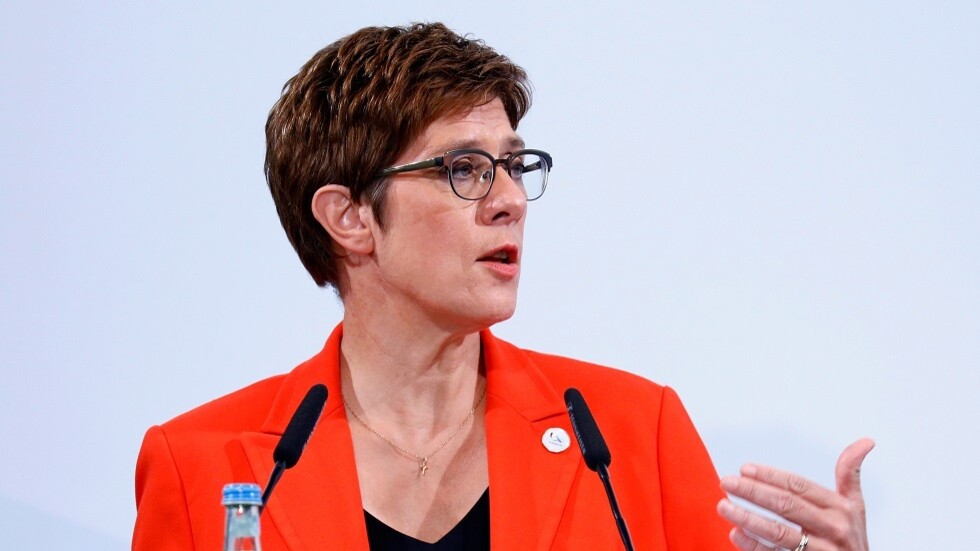 نسيت الميكروفون مفتوحا.. وزيرة الدفاع الألمانية تكشف معلومات حساسة حول النزاع اليوناني التركي(فيديو)