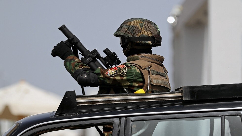 أول صورة للقيادي الإخواني محمود عزت بعد اعتقاله