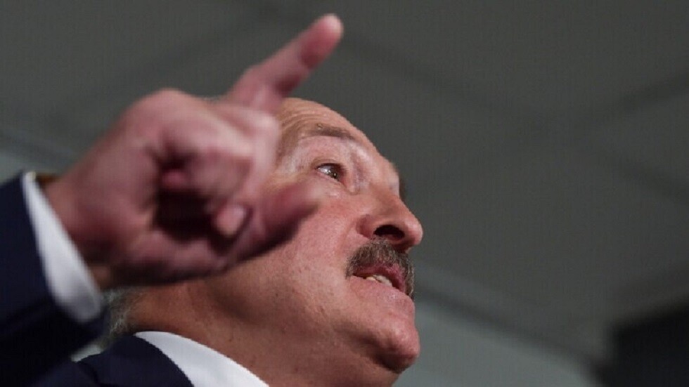 لوكاشينكو يبرر سبب ظهوره ببندقية كلاشينكوف