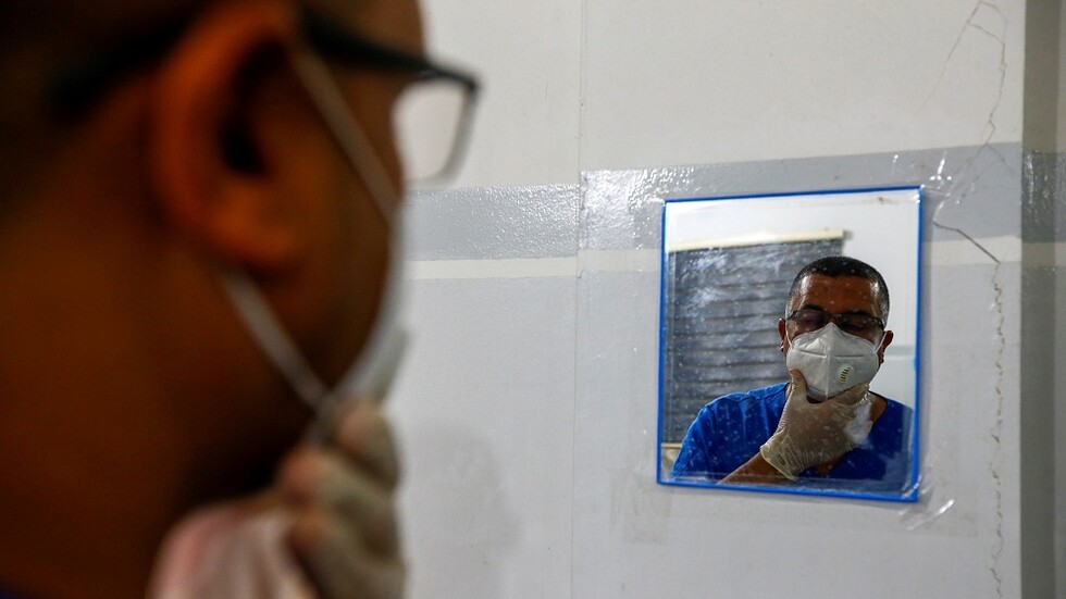 العراق.. مواطنون يهاجمون عيادة طبيب ويعتدون عليه بالضرب (فيديو)