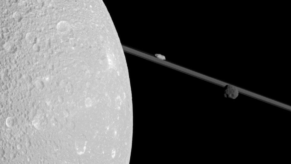 اقتران القمر بزحل في ظاهرة فلكية نادرة