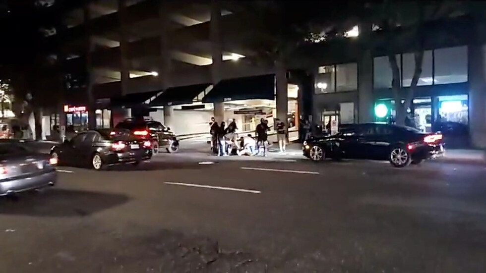 لحظة مقتل شخص جراء اشتباكات بين مناصرين لترامب ومحتجين في بورتلاند الأمريكية