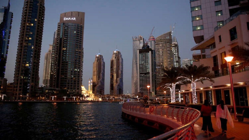 دبي.. مراهق يزرع الحشيش في منزله ويروجه لقاصر