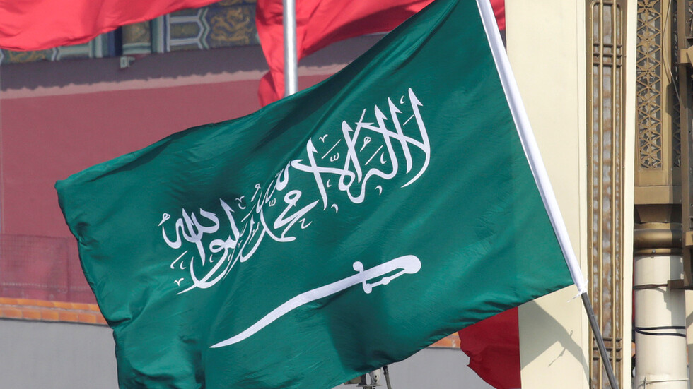 السعودية توقف طبيبا صور مناطق حساسة للمرضى بعد إجراء عمليات تجميل