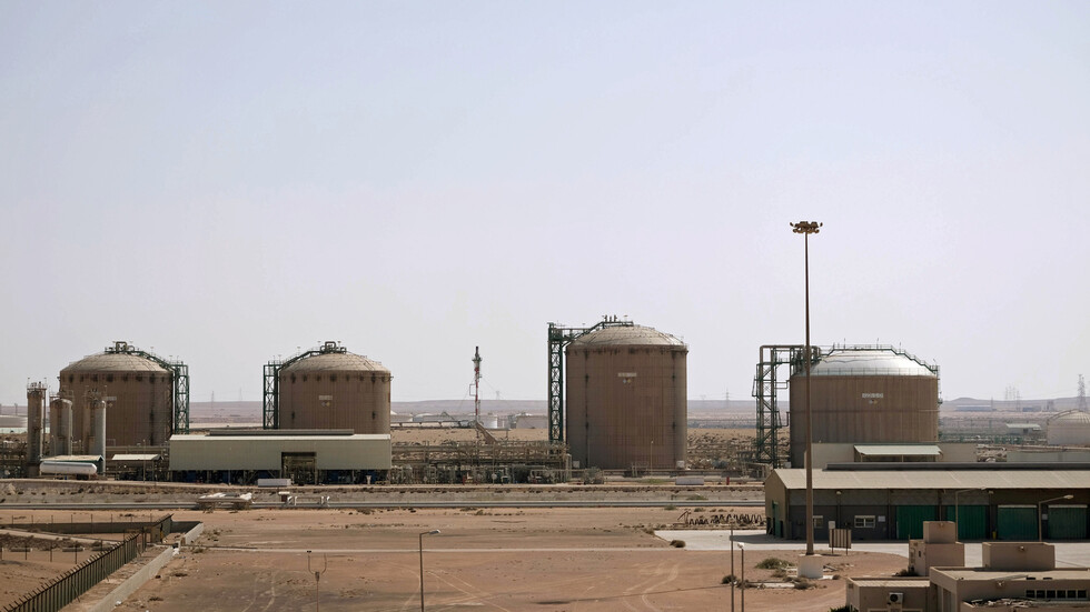 ليبيا.. كورونا يغلق حقلا نفطيا