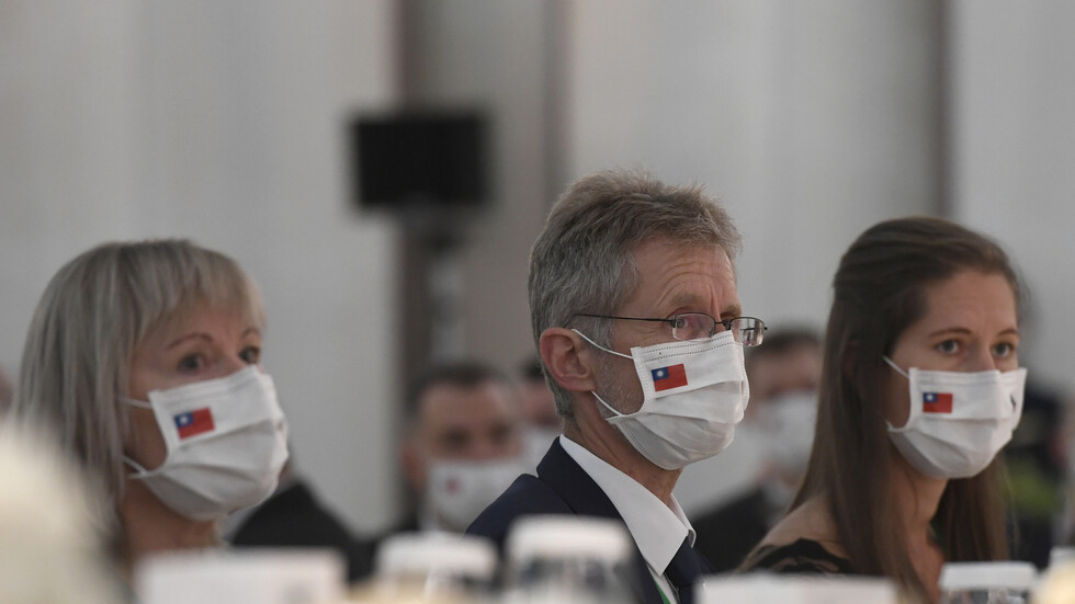 التشيك تستدعي السفير الصيني