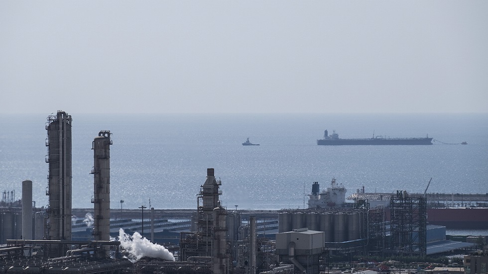 إيران تنظف بقعة نفطية في شمالي الخليج