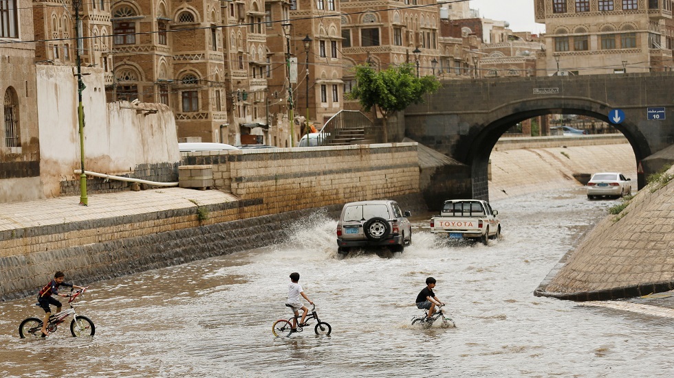 رئيس الوزراء اليمني يوجه بوضع حلول عاجلة لدرء مخاطر السيول في مأرب