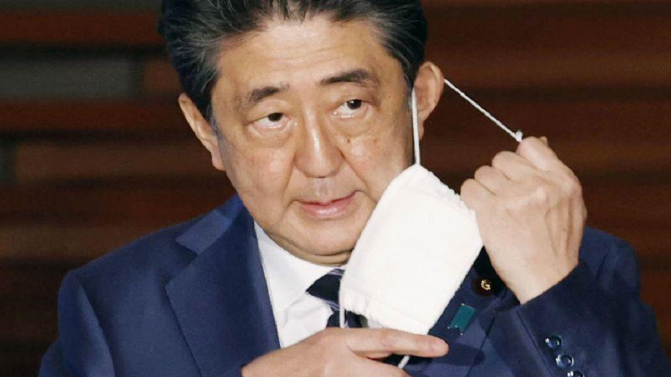 رئيس وزراء اليابان يوقف استخدام كمامة غير فعالة لكورونا بعد انتقادات