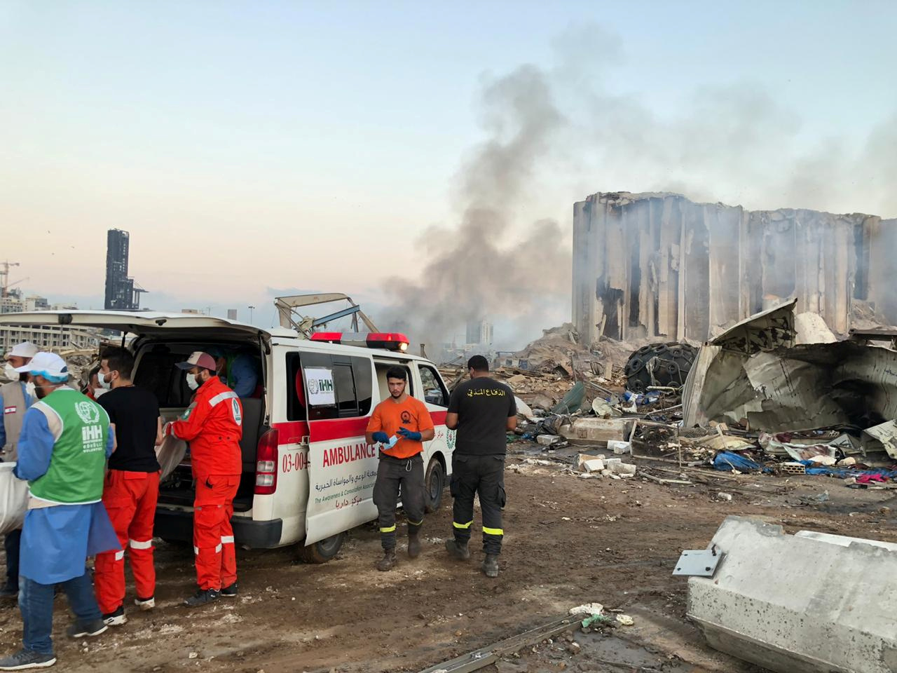 135 قتيلا على الأقل وعشرات المفقودين في انفجار لبنان