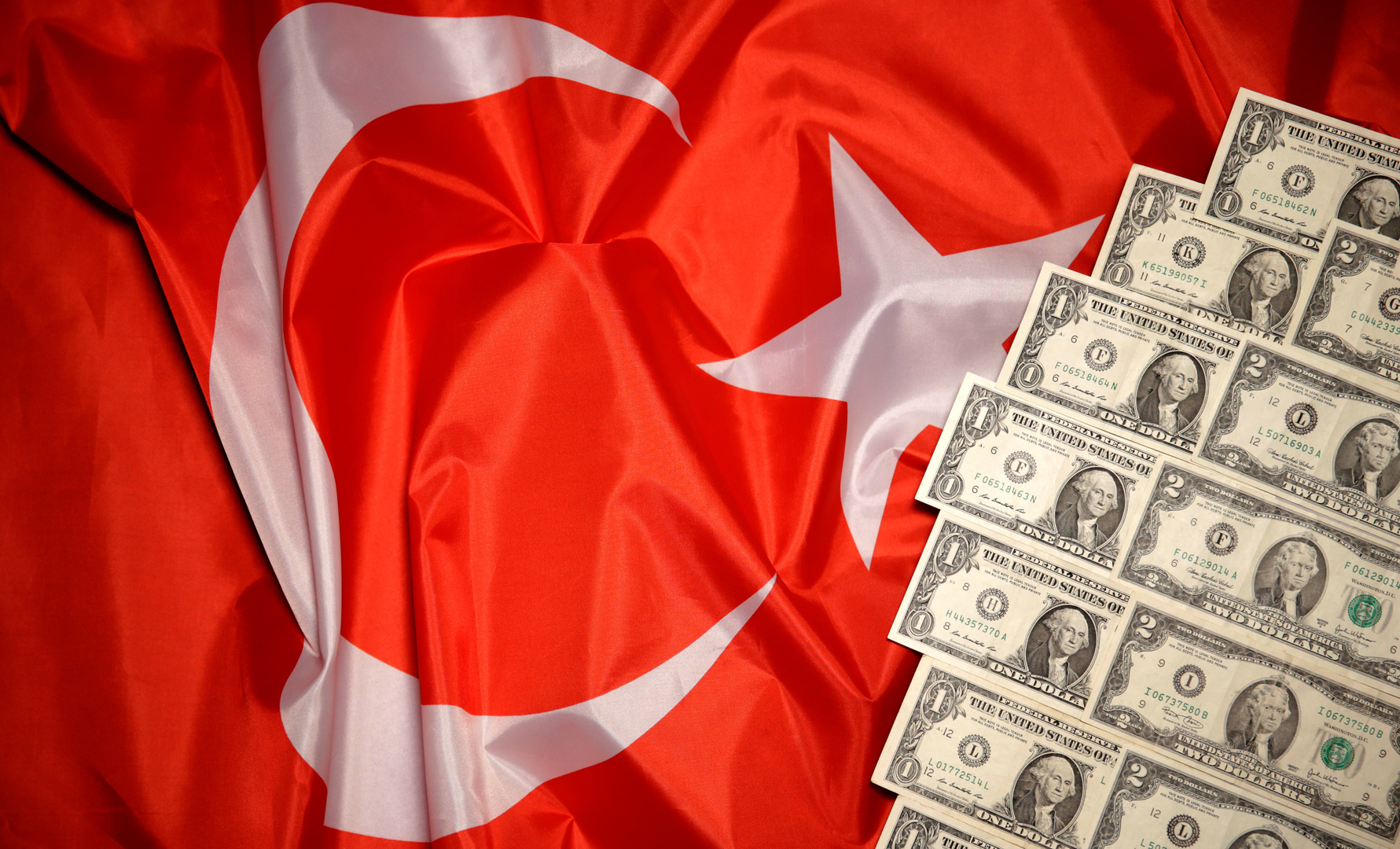 الليرة التركية تهبط إلى مستويات قياسية متدنية