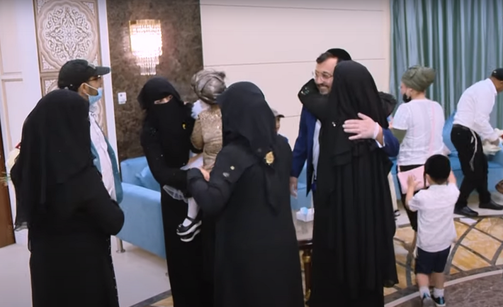 الإمارات تجمع شمل عائلة يمنية يهودية بعد فراق دام 15 عاما (فيديو)