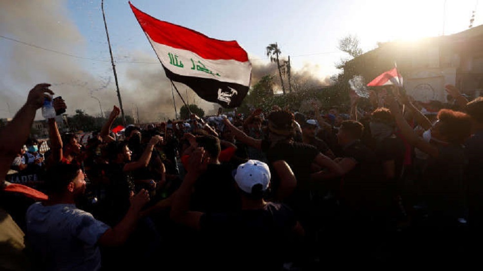 العراق.. صدامات بين محتجين والقوات الأمنية في محافظة البصرة جنوبي البلاد - فيديو + صور