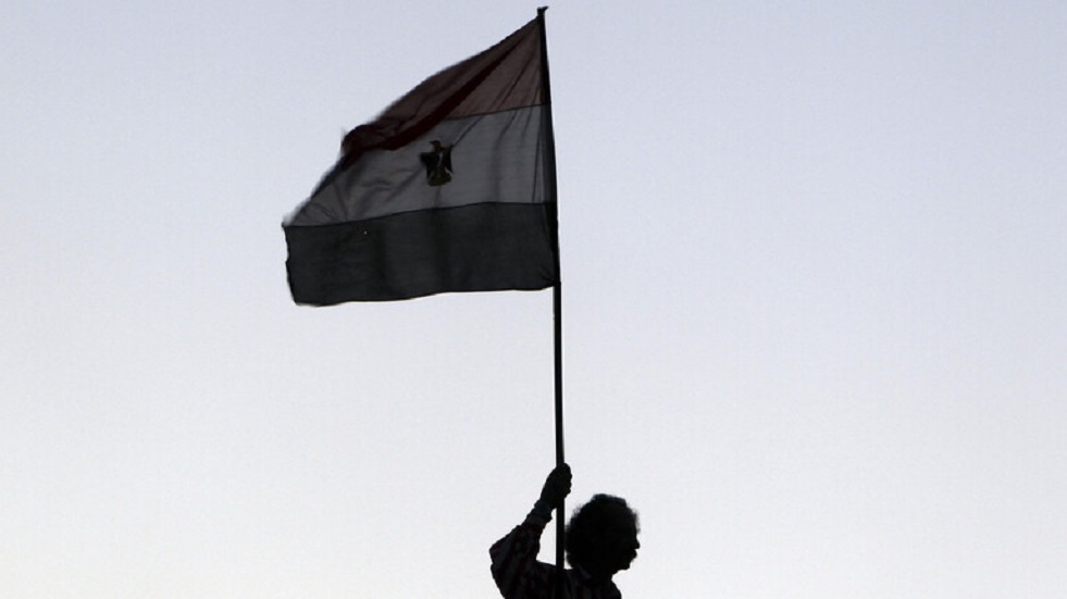 الحكومة المصرية تؤكد استمرار تطبيق خطة مواجهة كورونا وتعقيم المساجد
