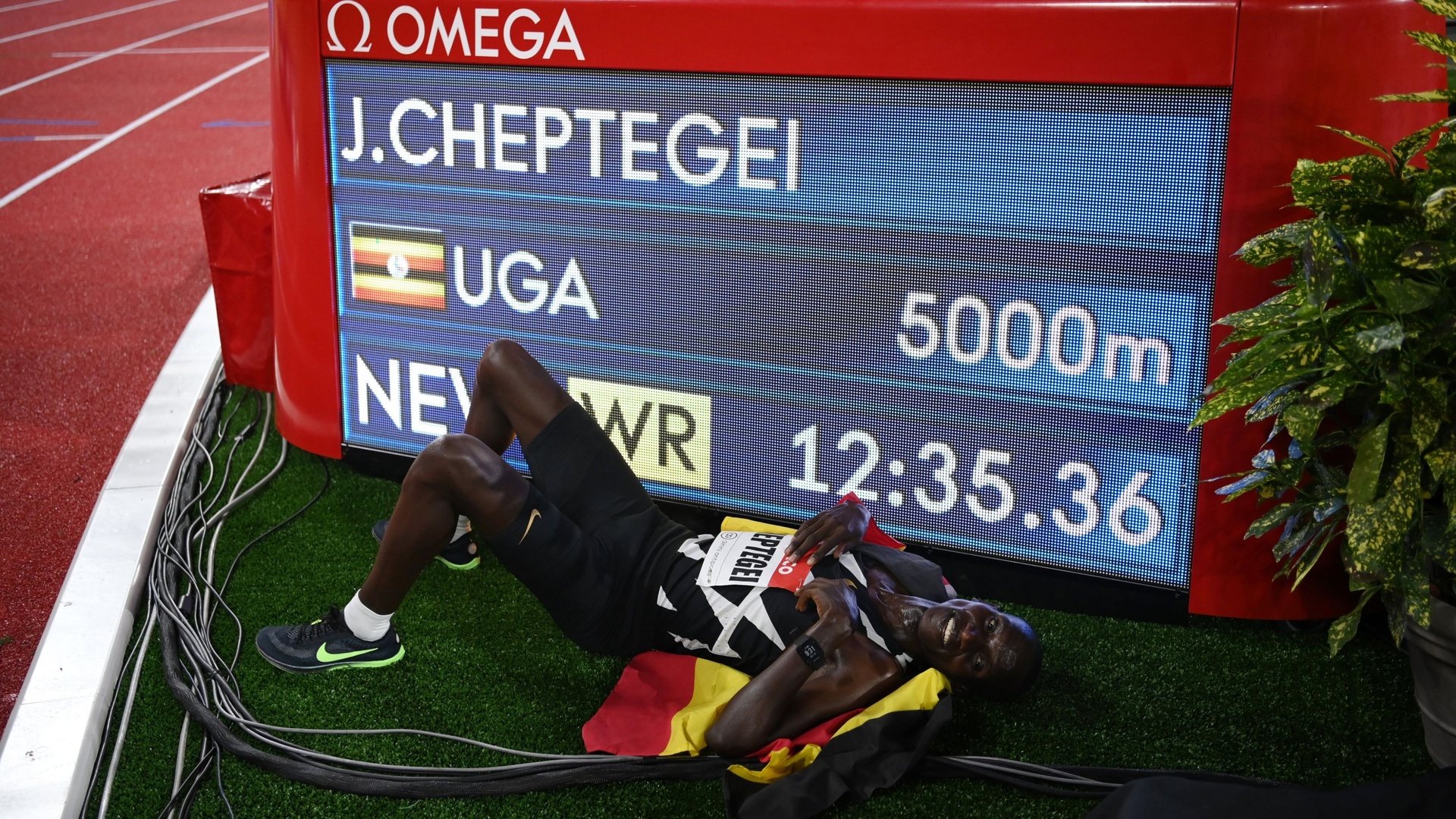 بالفيديو.. الأوغندي شبتيغي يحطم الرقم القياسي العالمي في سباق 5 آلاف م