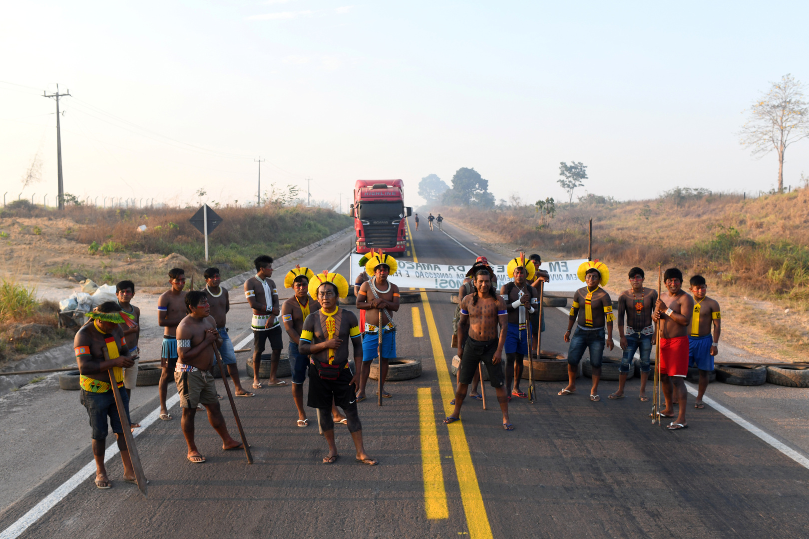 للمرة الثانية خلال 24 ساعة.. قبيلة برازيلية تقطع طريقا رئيسيا