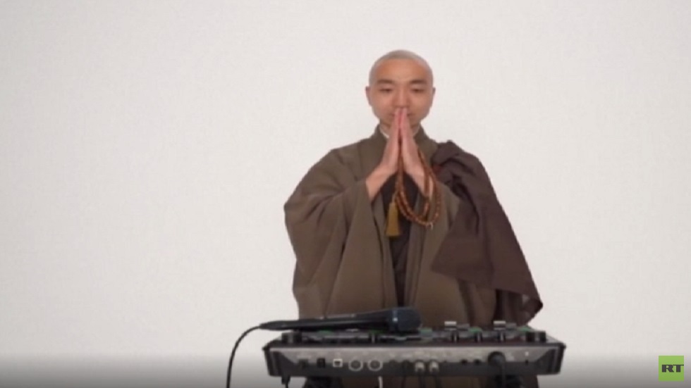 كاهن بوذي يؤدي ترانيم جنائزية بتقنية عصرية