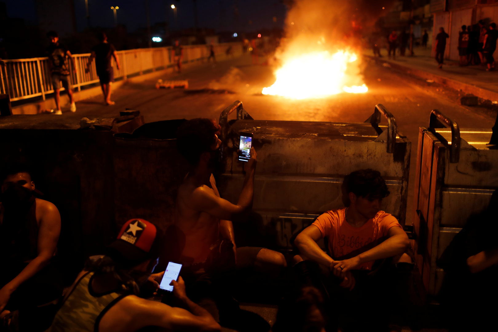 محتجون يحرقون مكتب مجلس النواب في البصرة