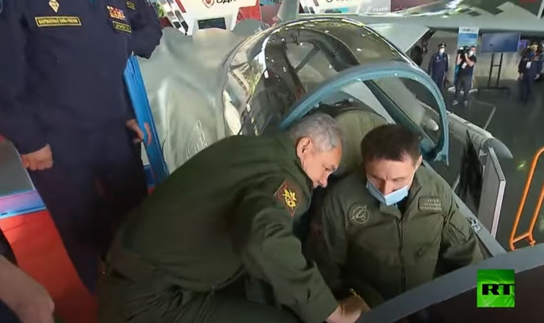 وزير الدفاع الروسي يتفقد الطائرات العسكرية الجديدة قبيل انطلاق منتدى 