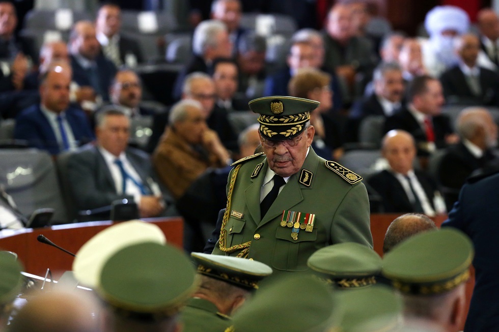 صحيفة: منع نجلي رئيس الأركان الجزائري الراحل من مغادرة البلاد