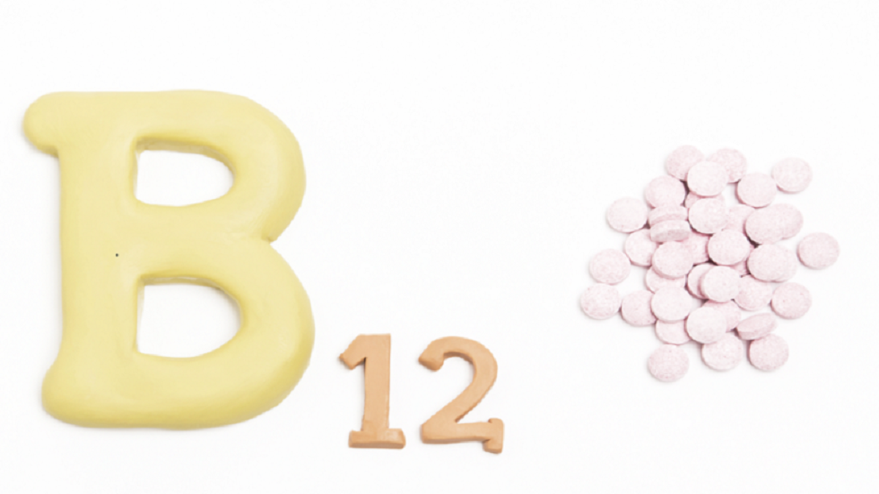 علامتان على الجسم تنذران بانخفاض خطير في فيتامين B12